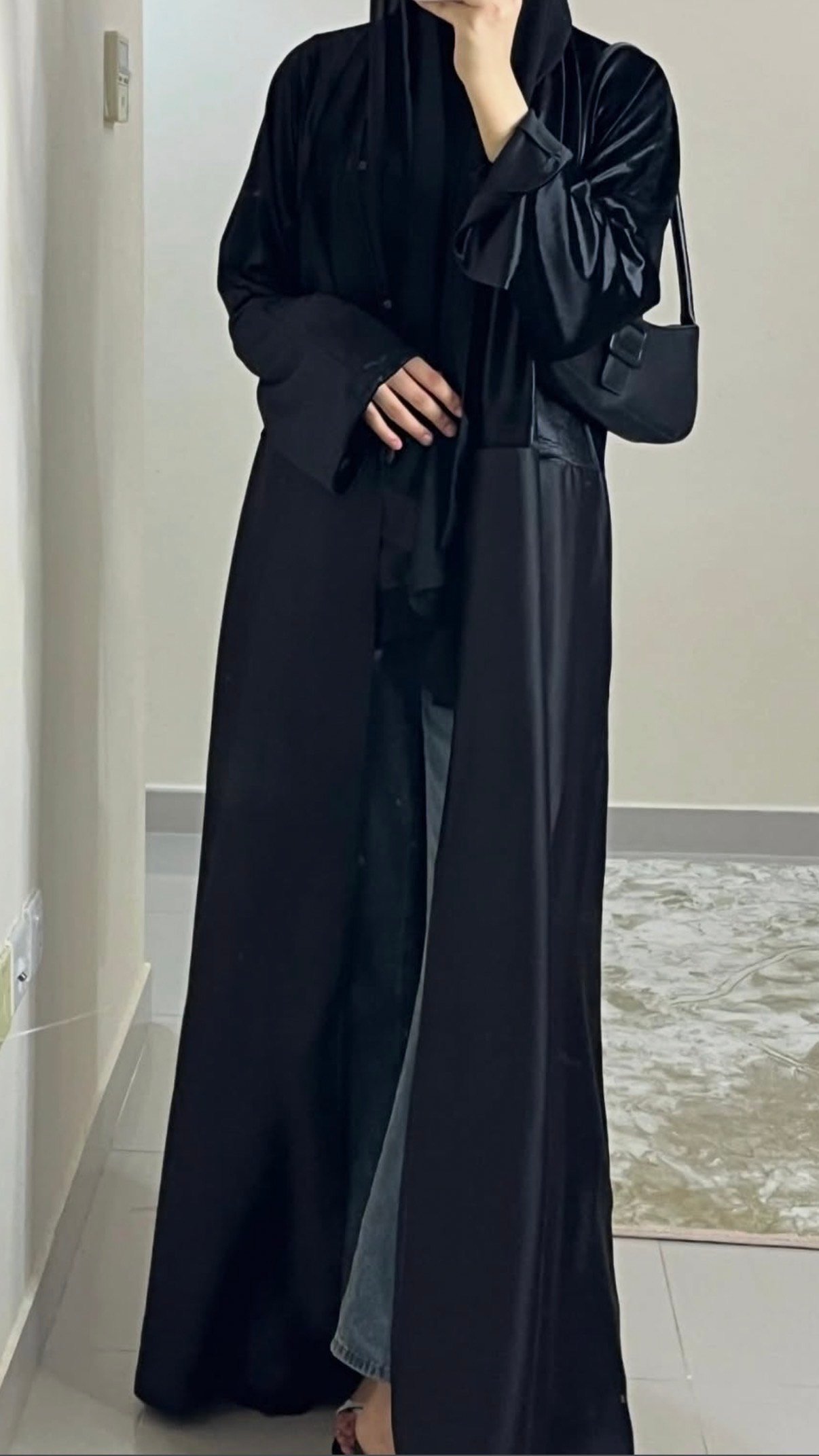 عبايه نص مخمل لون اسود - الصورة 2