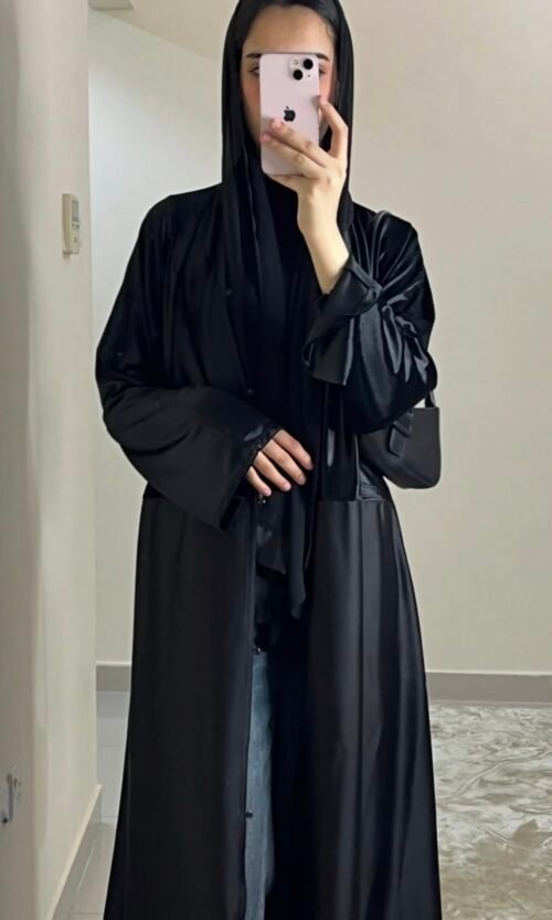 عبايه نص مخمل لون اسود
