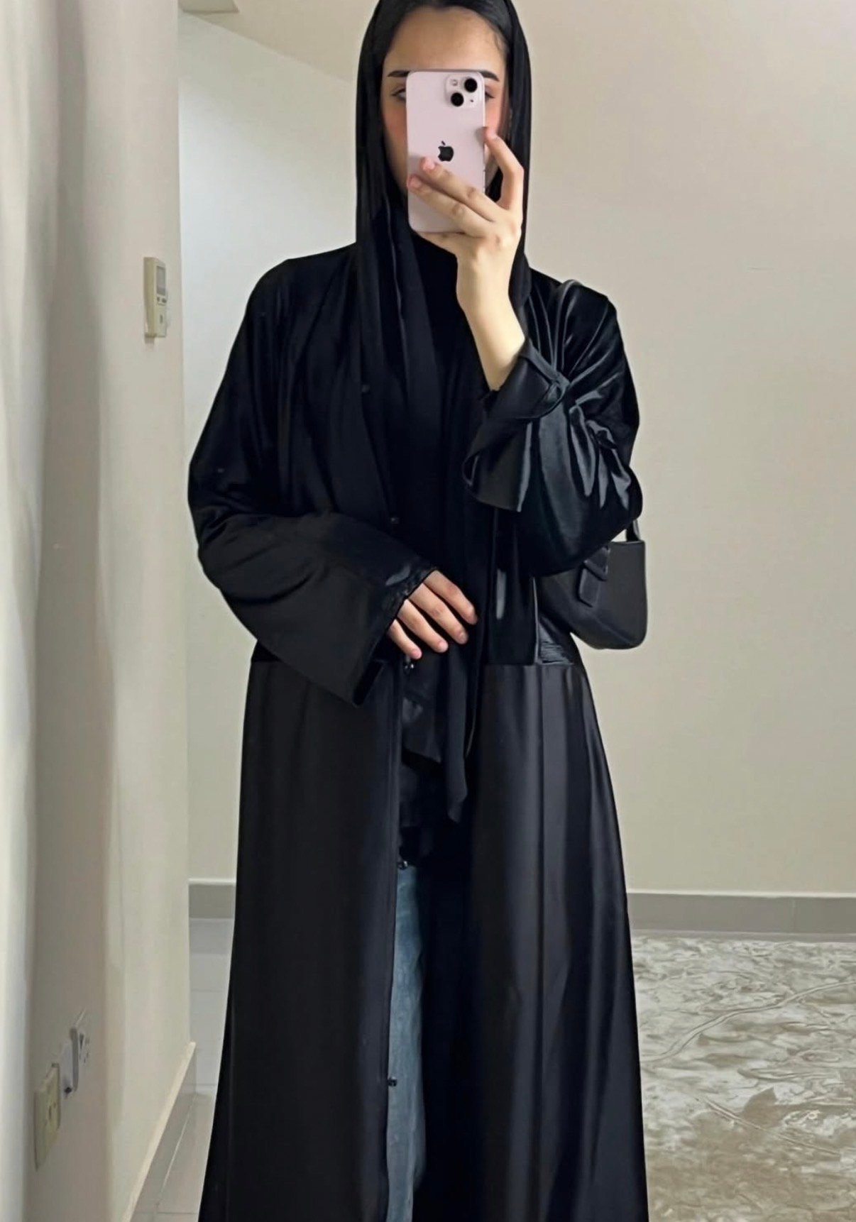 عبايه نص مخمل لون اسود