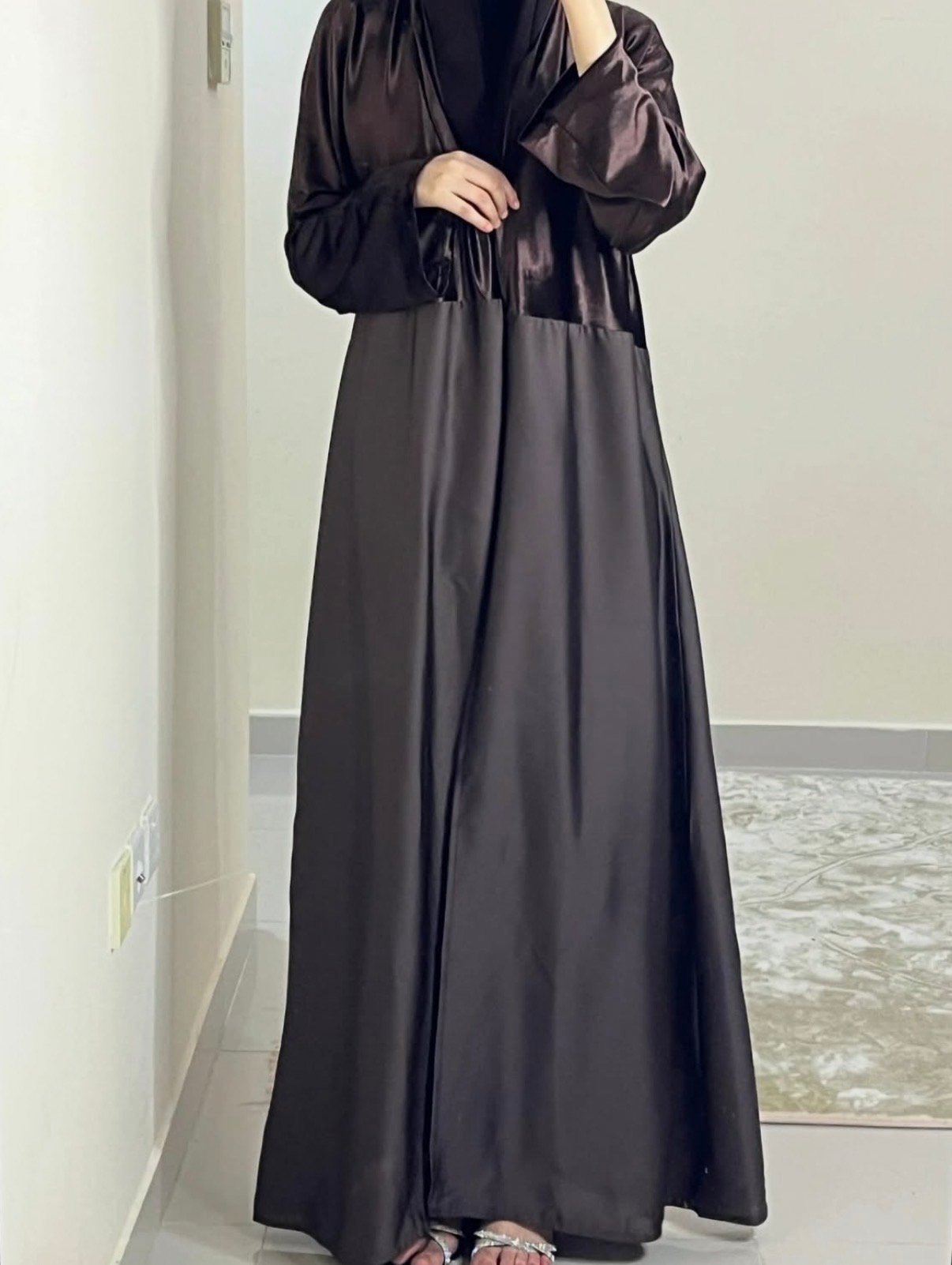 عبايه نص مخمل لون بني - الصورة 2