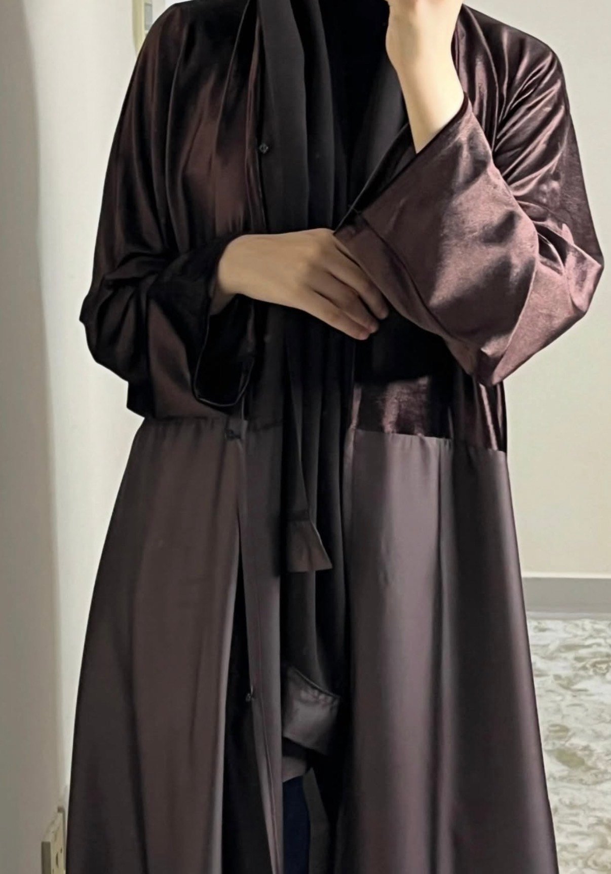 عبايه نص مخمل لون بني - الصورة 3