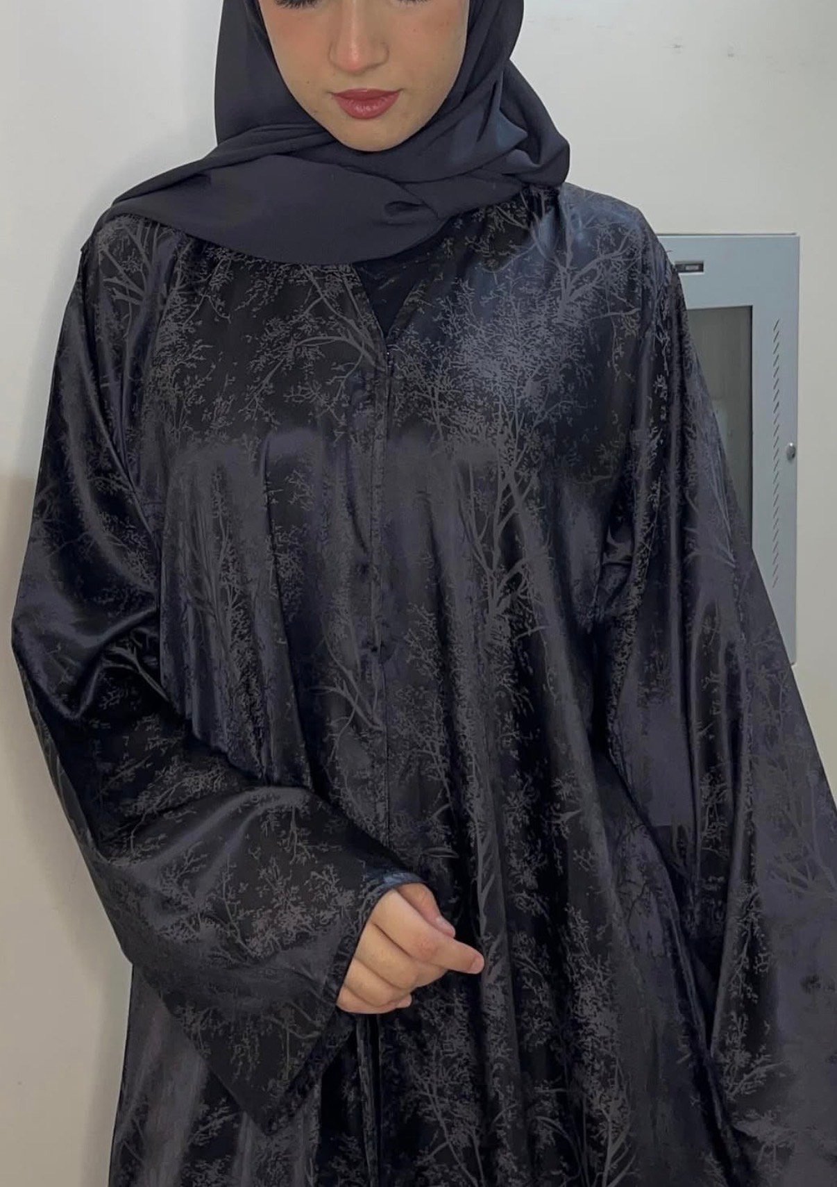 العبايه المشجره لون رمادي - الصورة 3