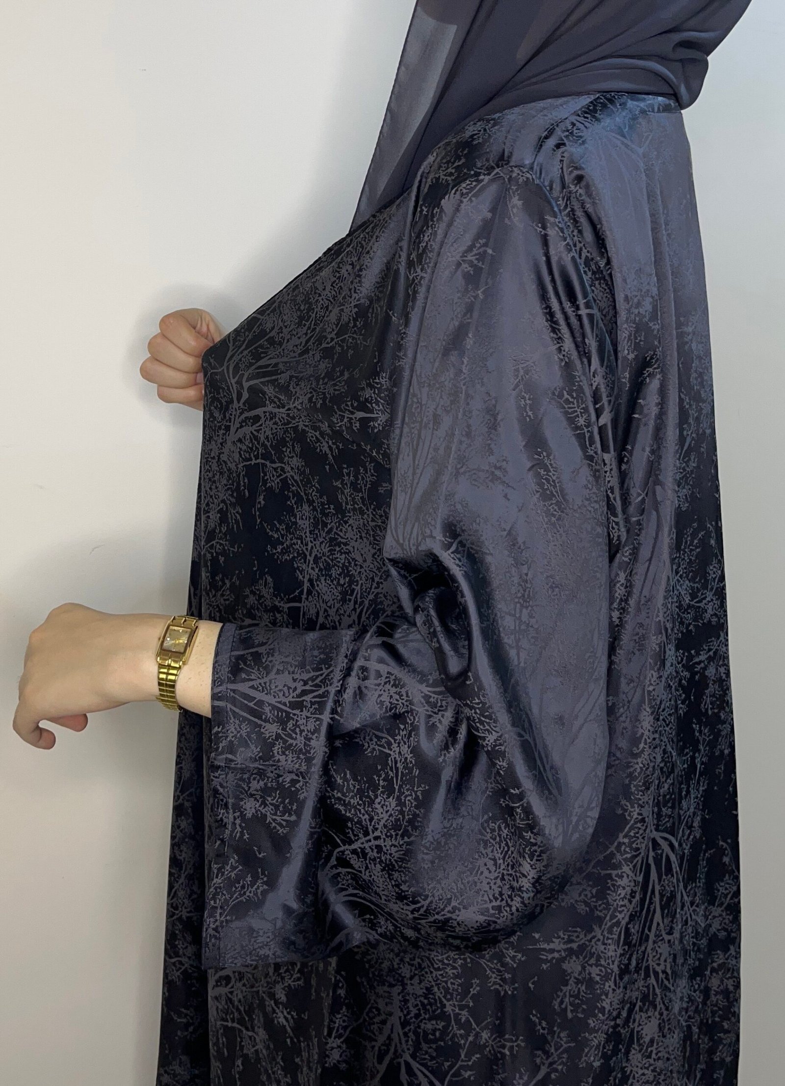 العبايه المشجره لون رمادي