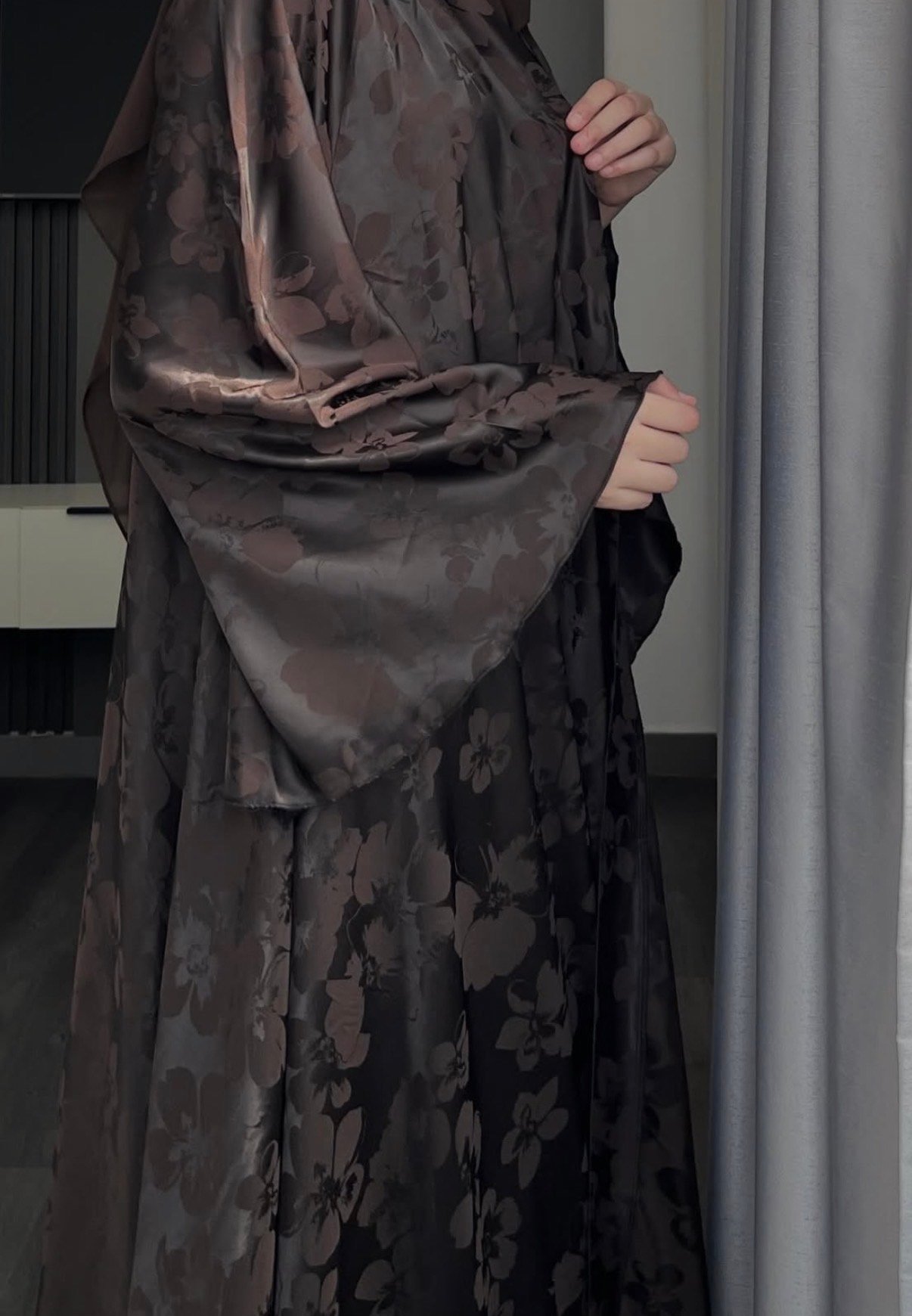 عبايه ورده لون بني - الصورة 2