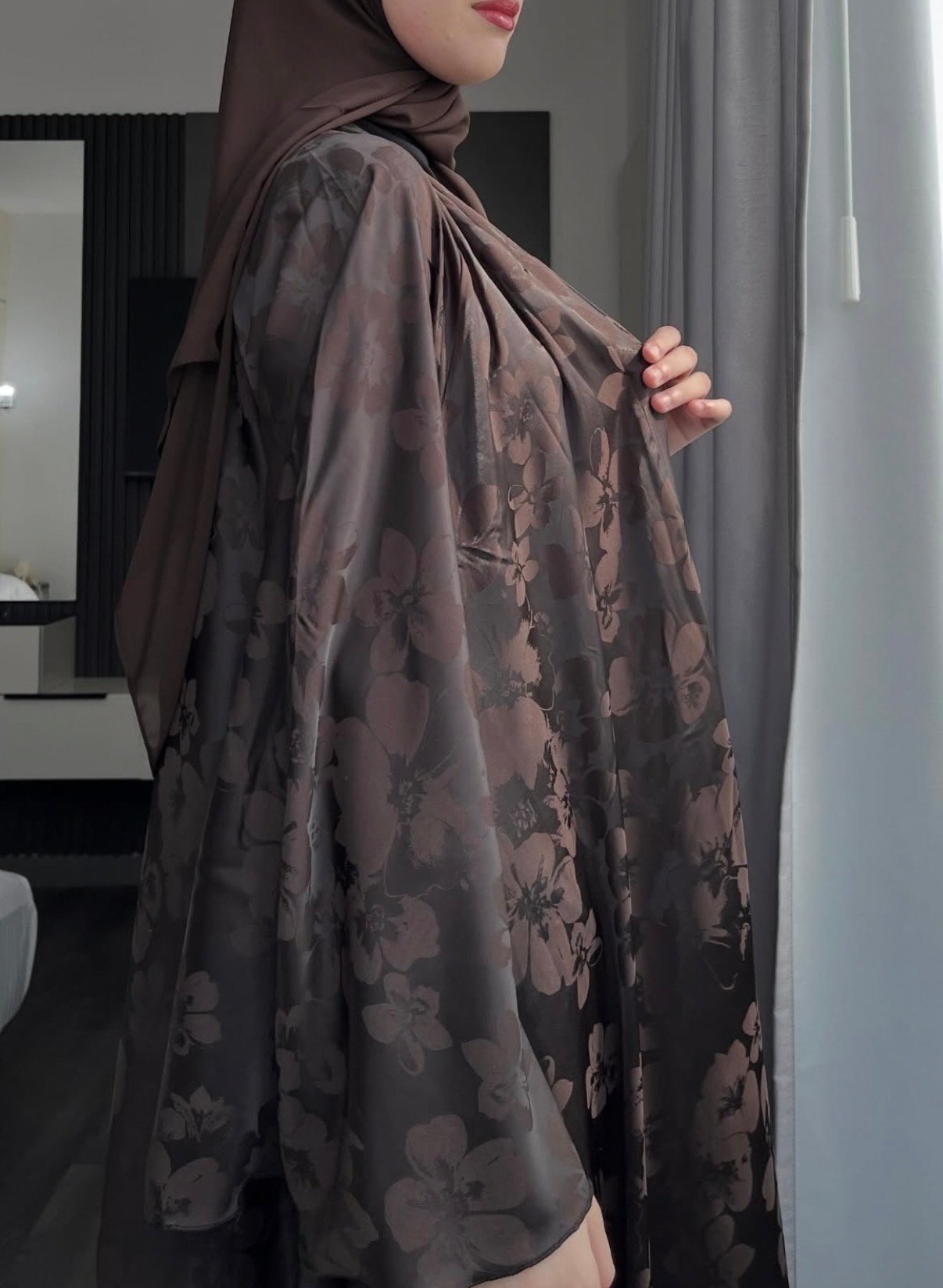عبايه ورده لون بني - الصورة 3