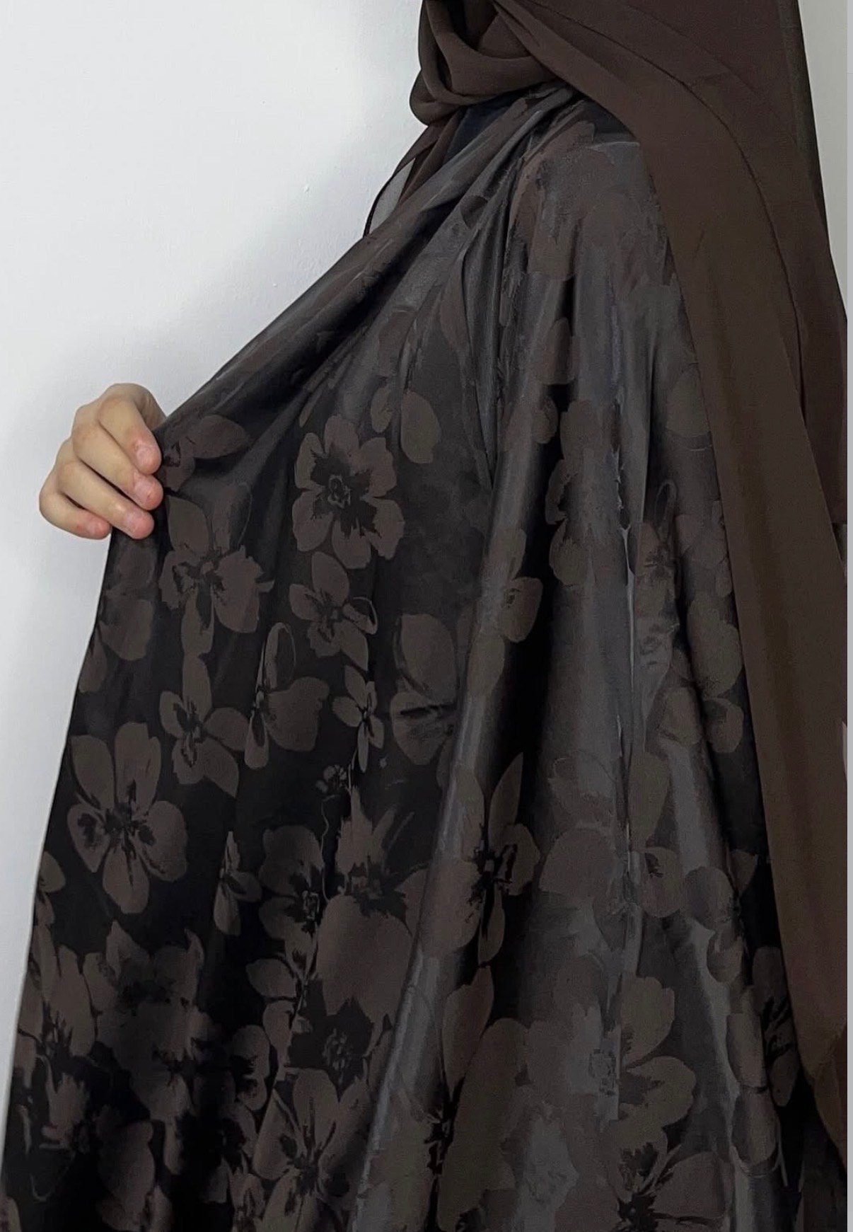 عبايه ورده لون بني - الصورة 4