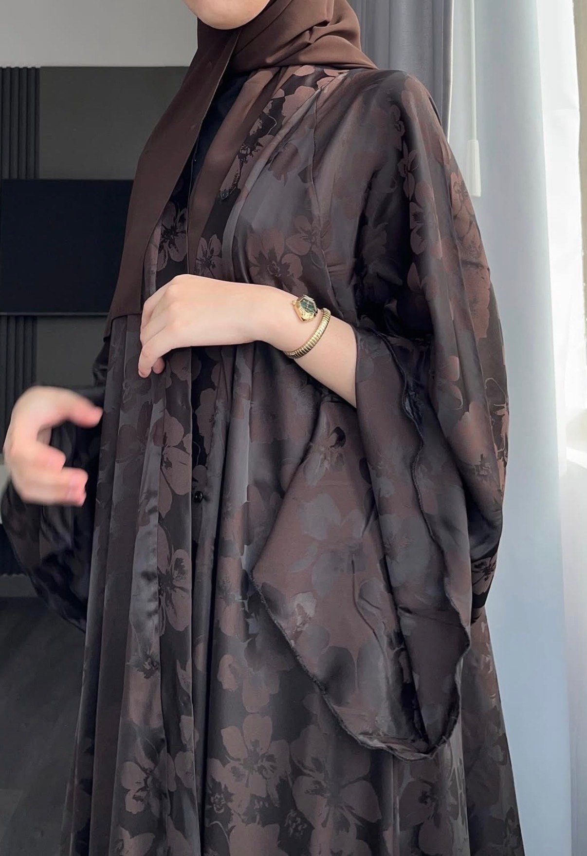 عبايه ورده لون بني