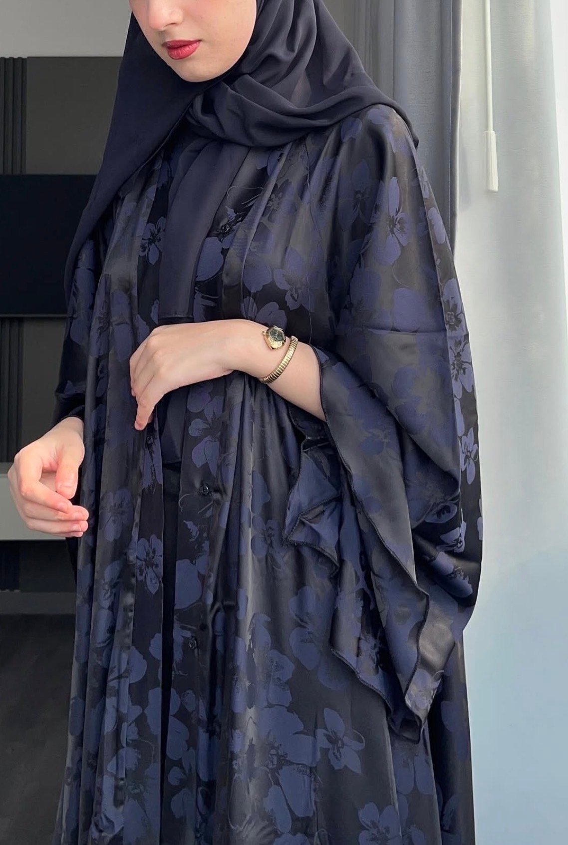 عبايه ورده لون كحلي