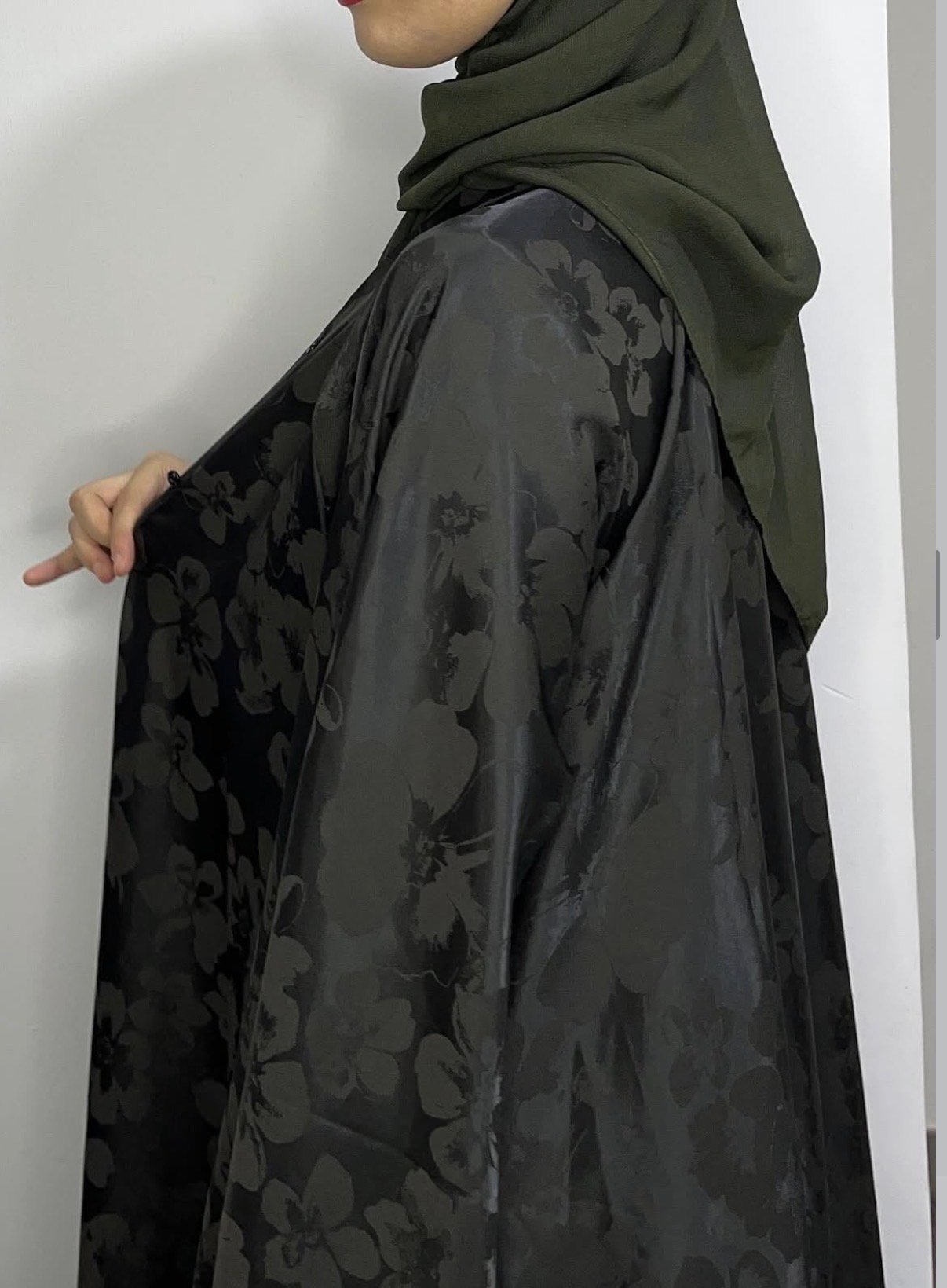 عبايه ورده لون زيتي