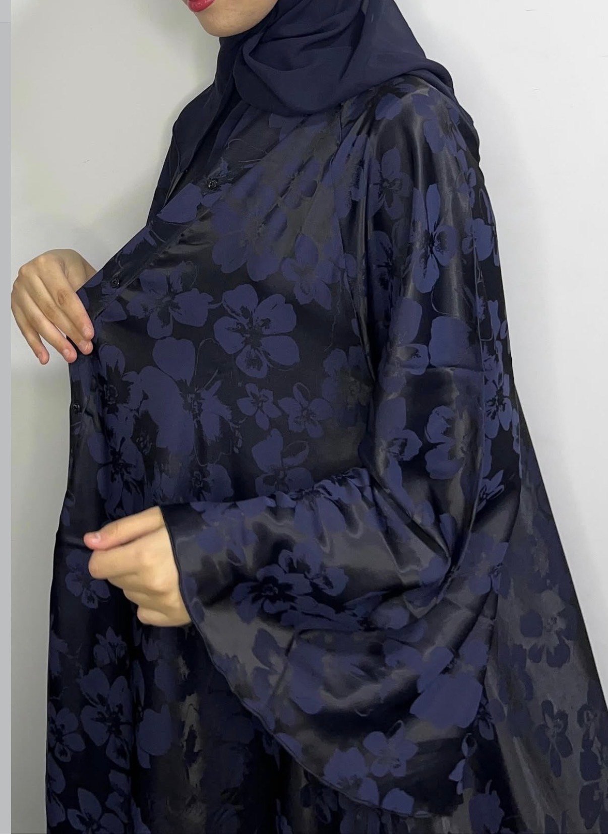 عبايه ورده لون كحلي - الصورة 3