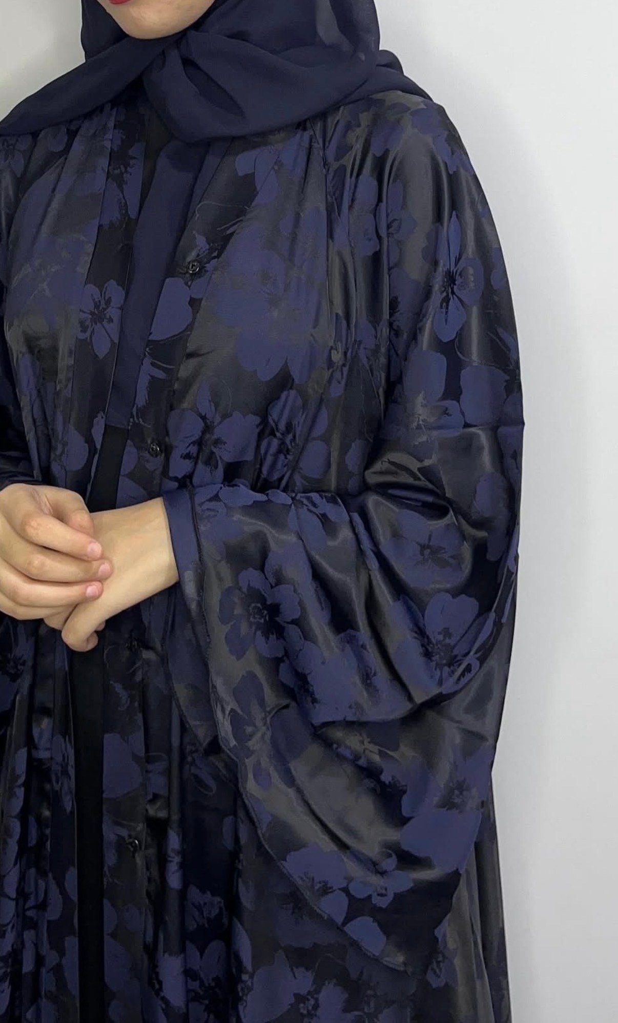 عبايه ورده لون كحلي - الصورة 2