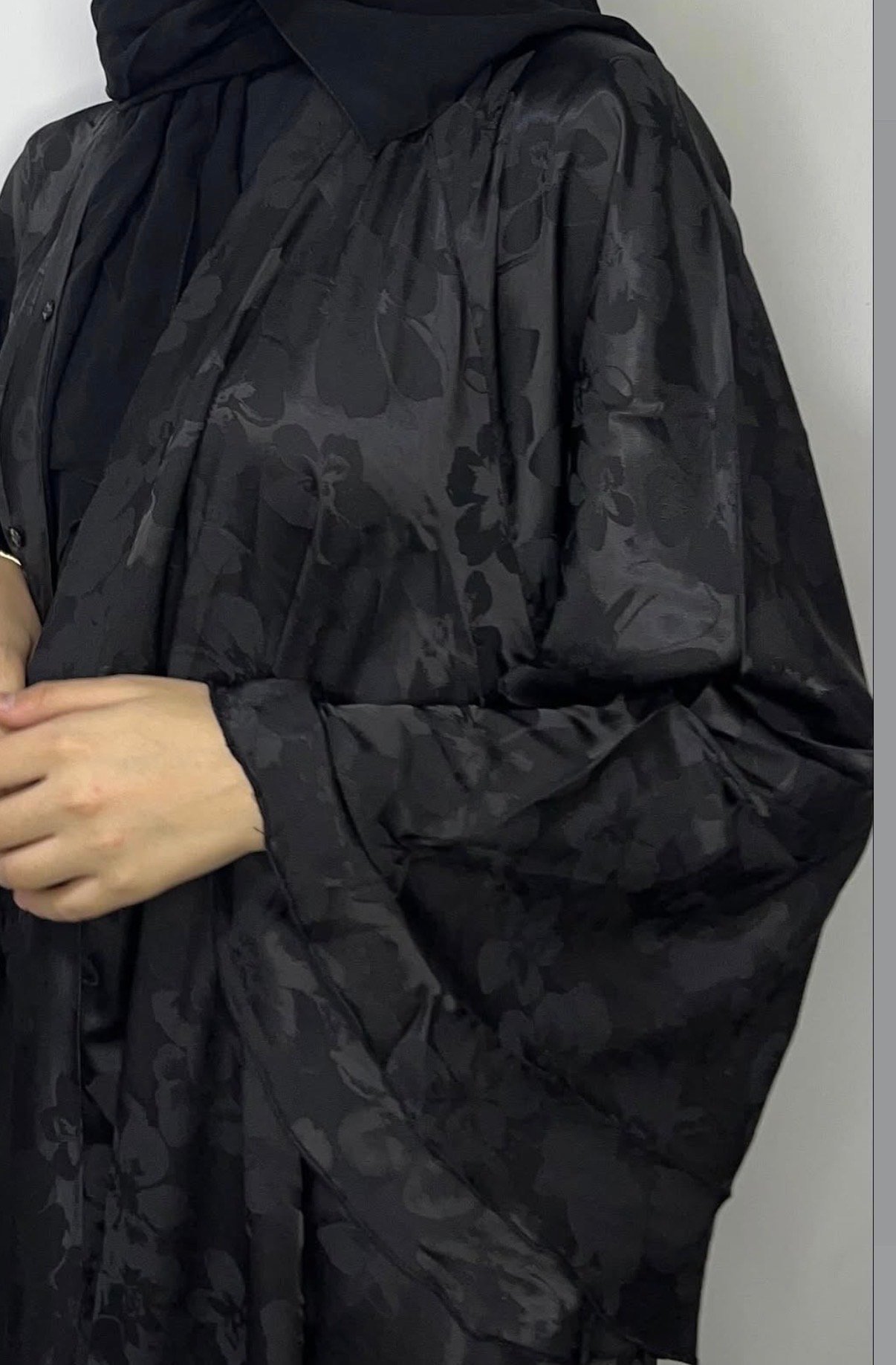 عبايه ورده لون أسود - الصورة 2