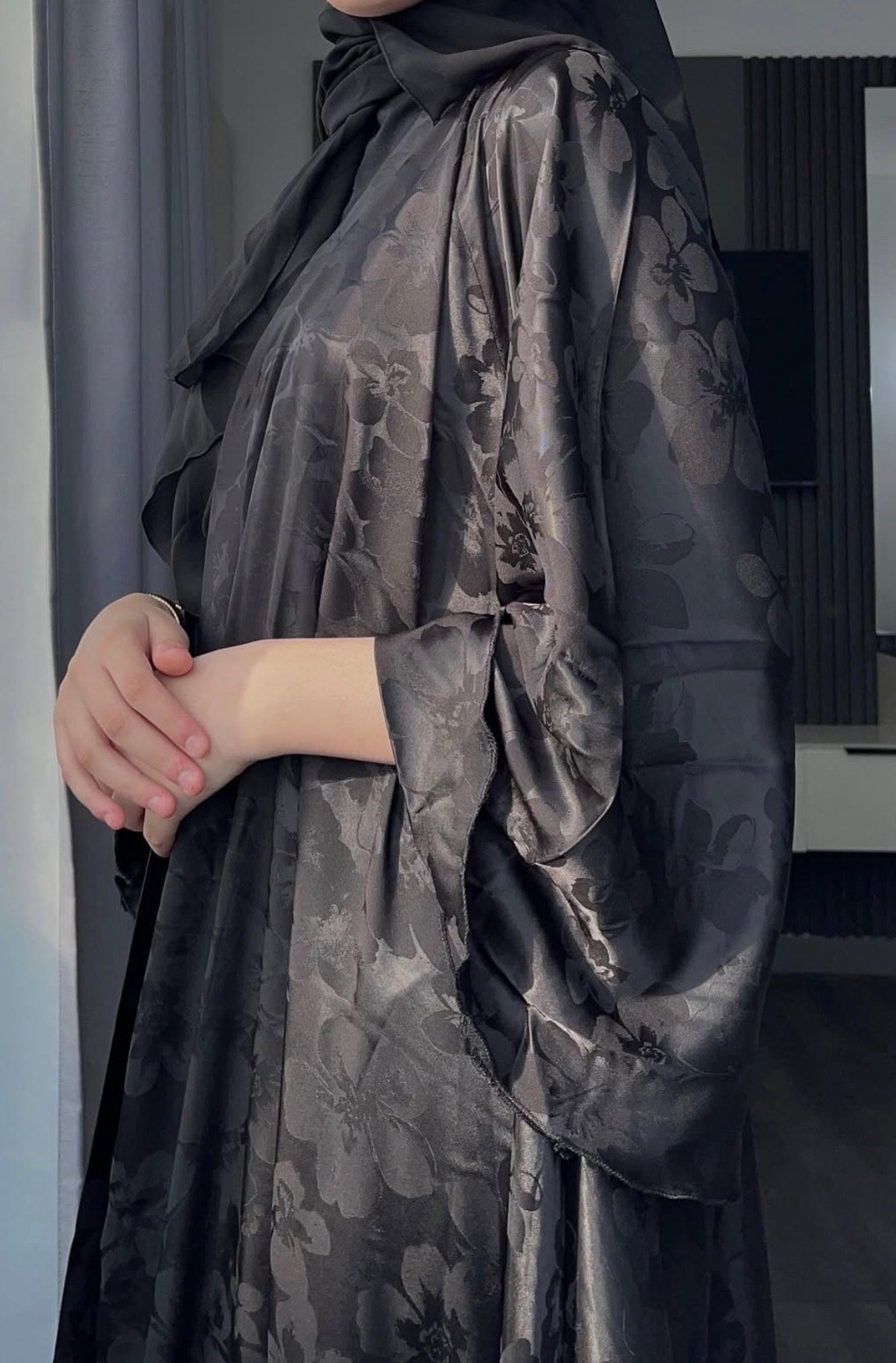 عبايه ورده لون أسود - الصورة 3