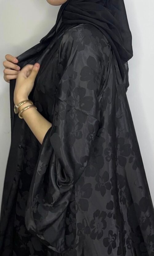 عبايه ورده لون أسود
