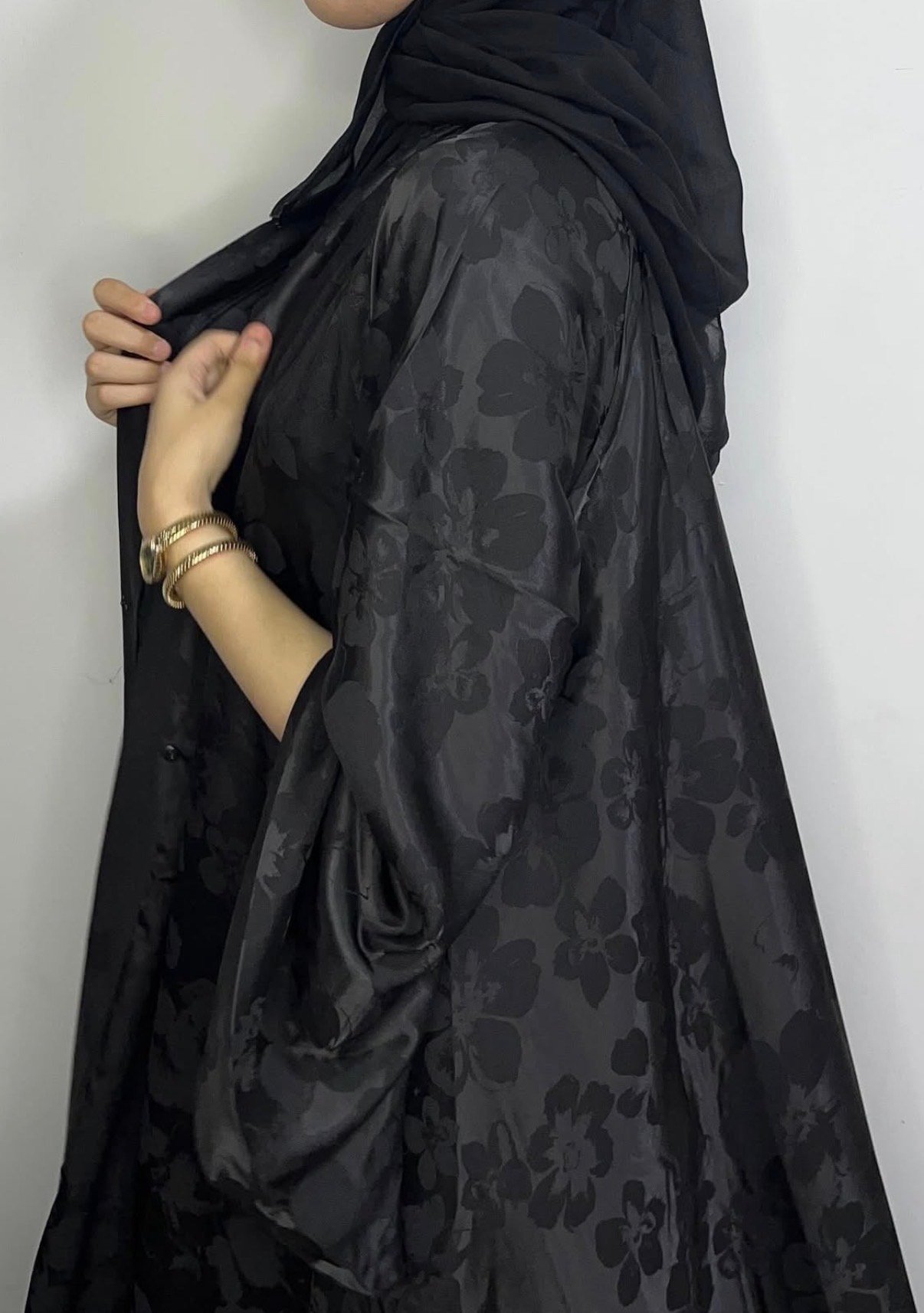 عبايه ورده لون أسود