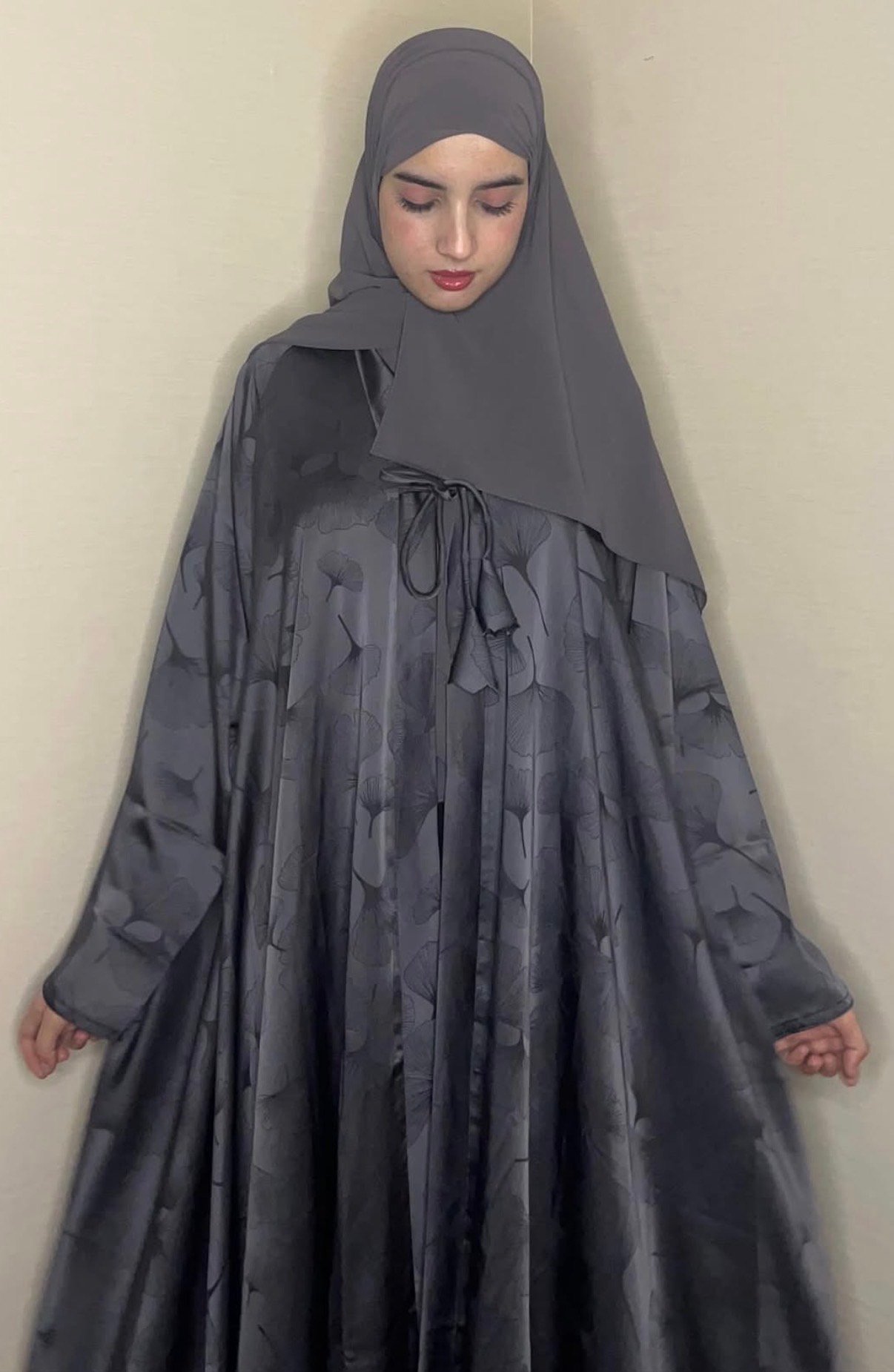 عبايه اليرقه لون رمادي - الصورة 2