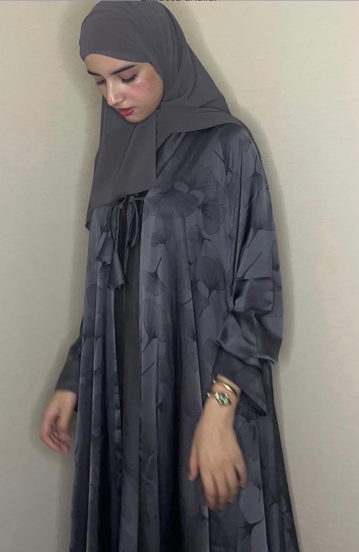 عبايه اليرقه لون رمادي