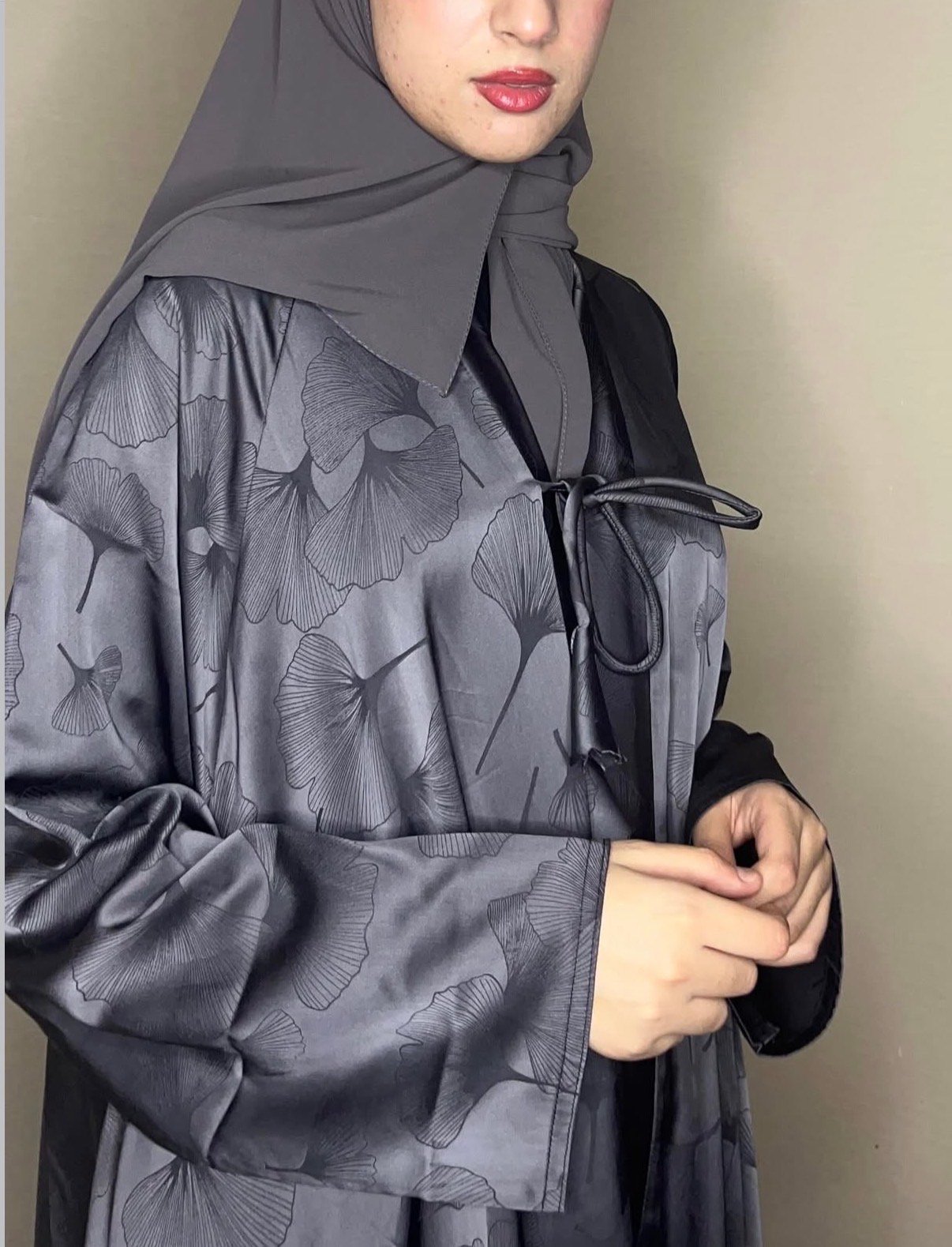 عبايه اليرقه لون رمادي - الصورة 4