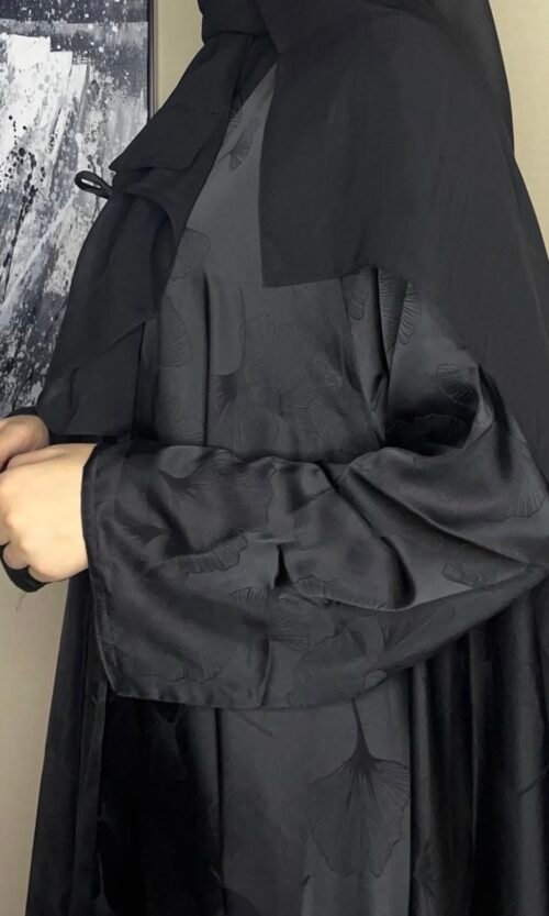 عبايه اليرقه لون أسود