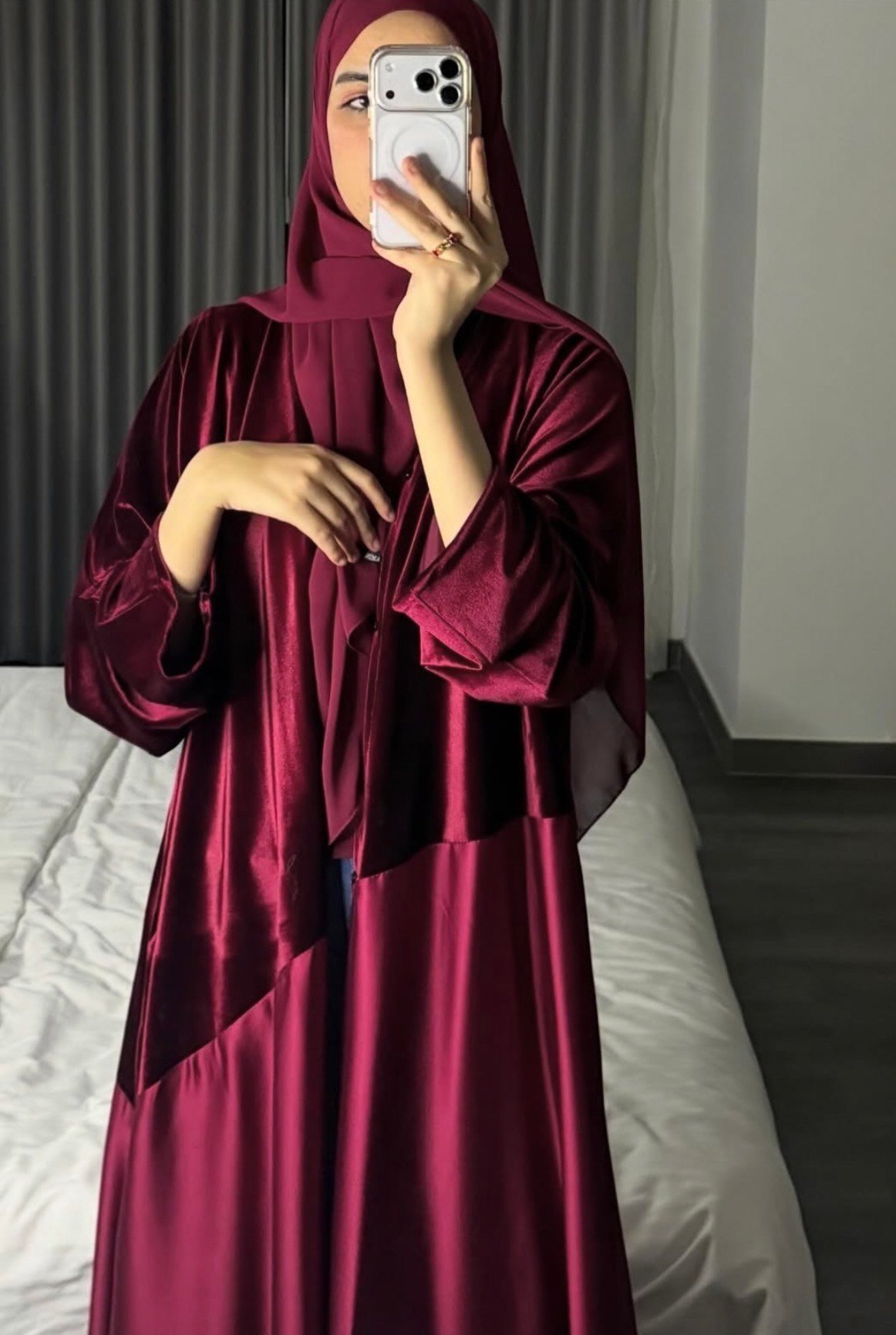 عبايه المخمل لون برغندي - الصورة 2