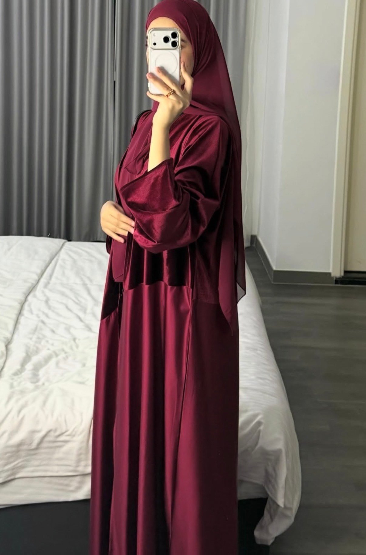 عبايه المخمل لون برغندي - الصورة 3