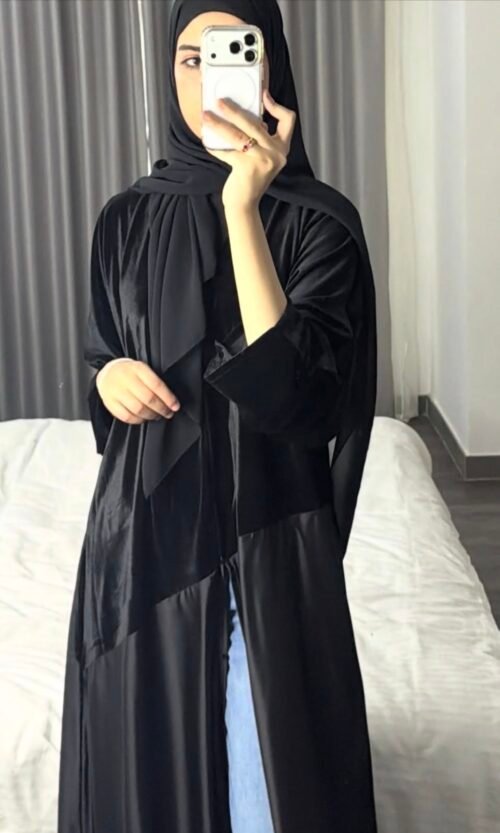عبايه المخمل لون أسود