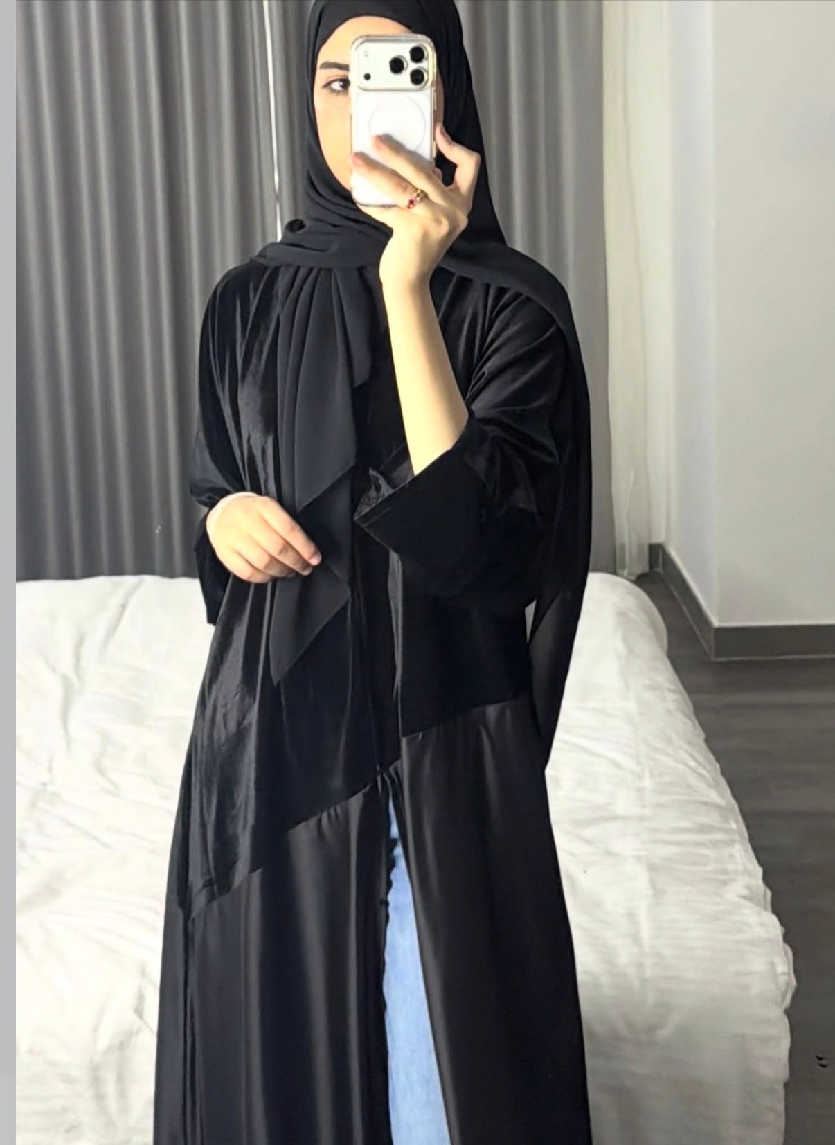 عبايه المخمل لون أسود