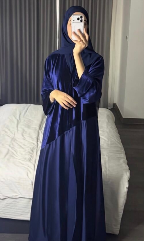 عبايه المخمل لون كحلي