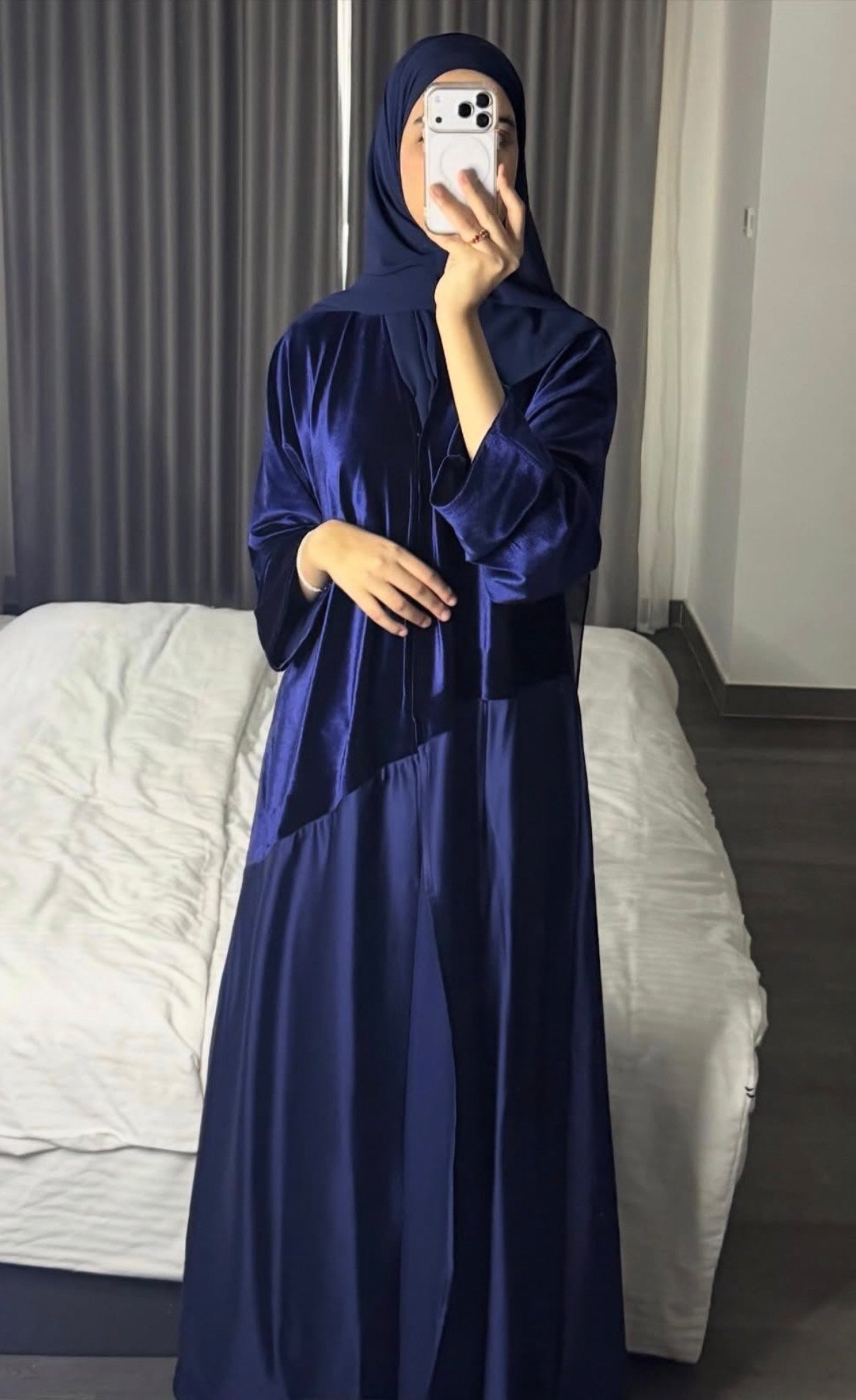 عبايه المخمل لون كحلي