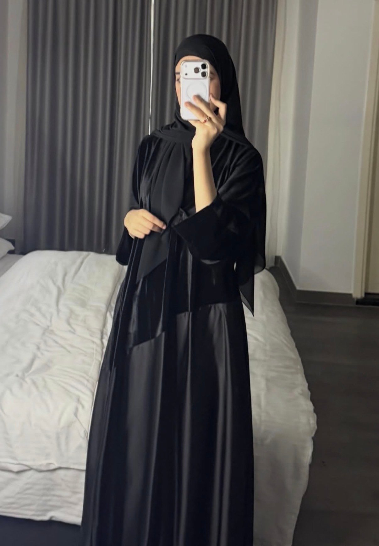 عبايه المخمل لون أسود - الصورة 2