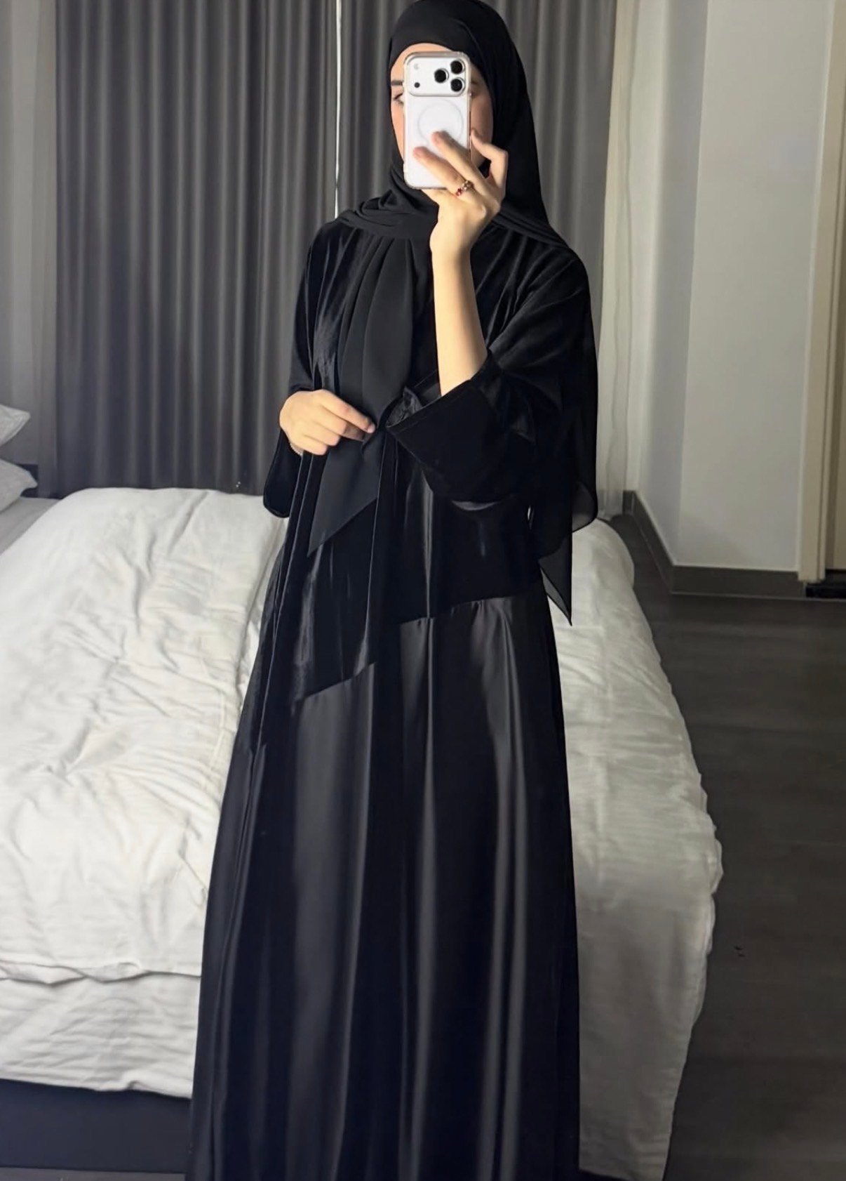 عبايه المخمل لون أسود - الصورة 3