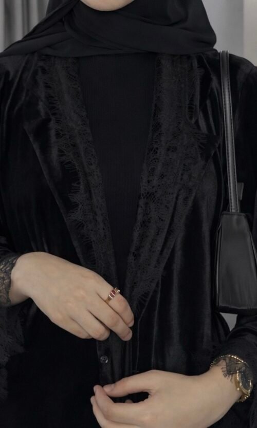 عبايه المخمل والدانتيل