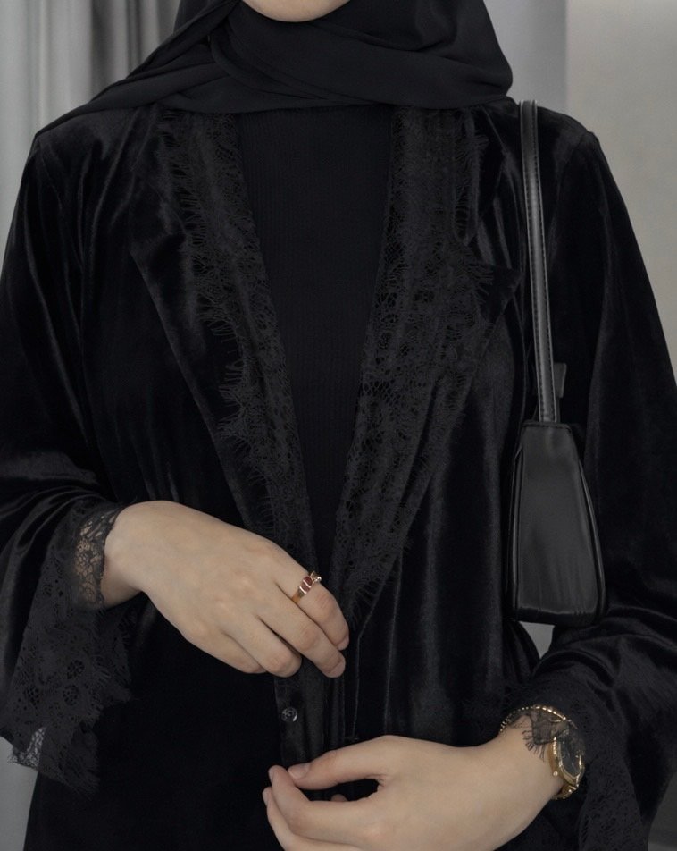 عبايه المخمل والدانتيل