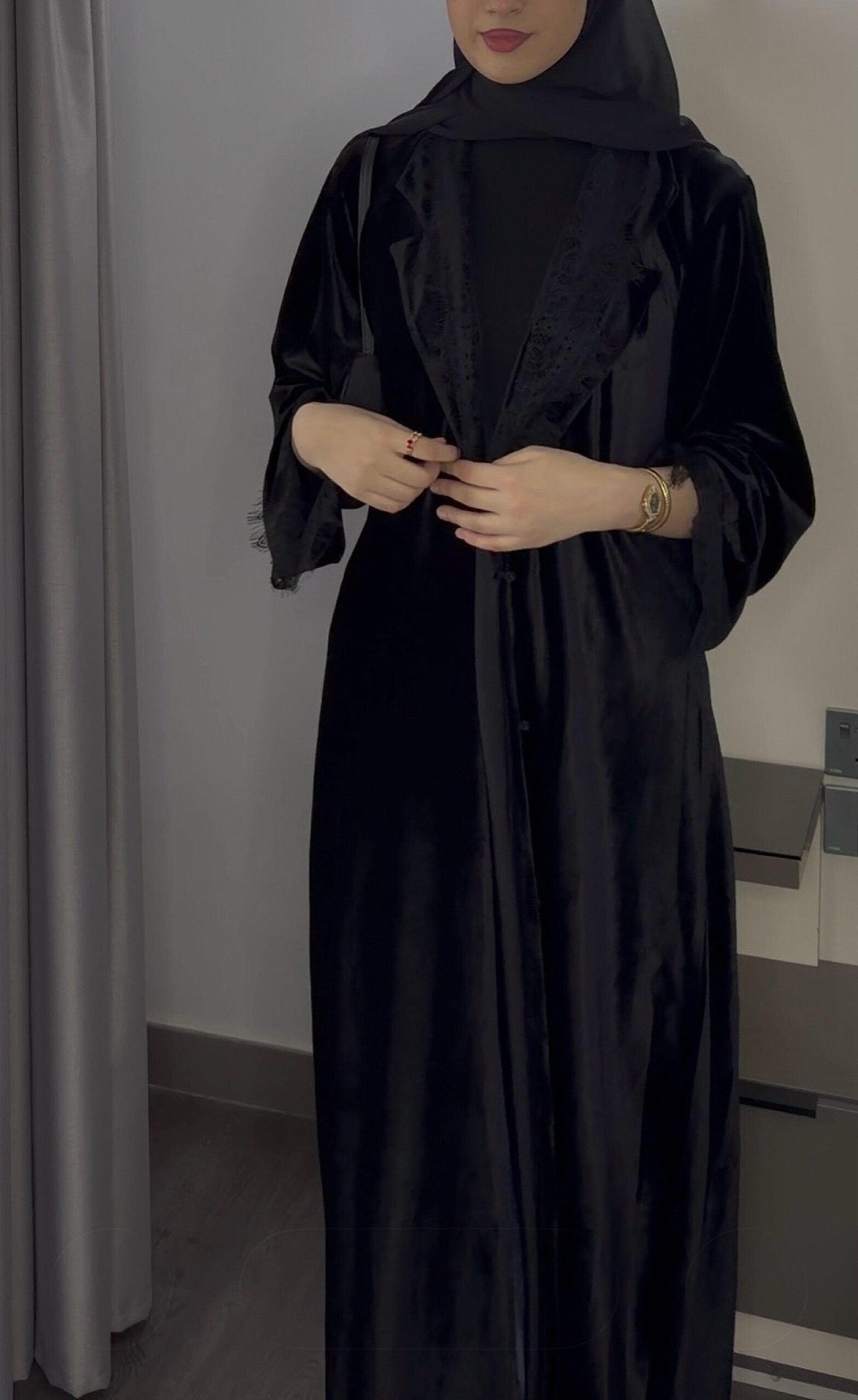 عبايه المخمل والدانتيل - الصورة 3