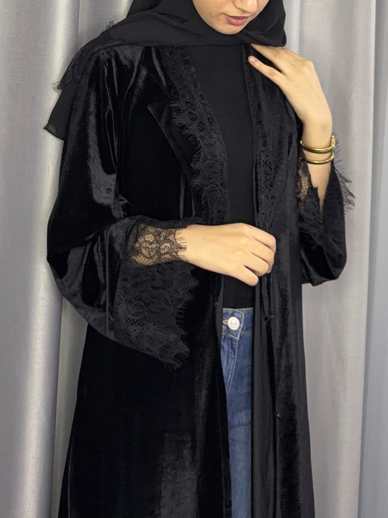 عبايه المخمل والدانتيل - الصورة 2