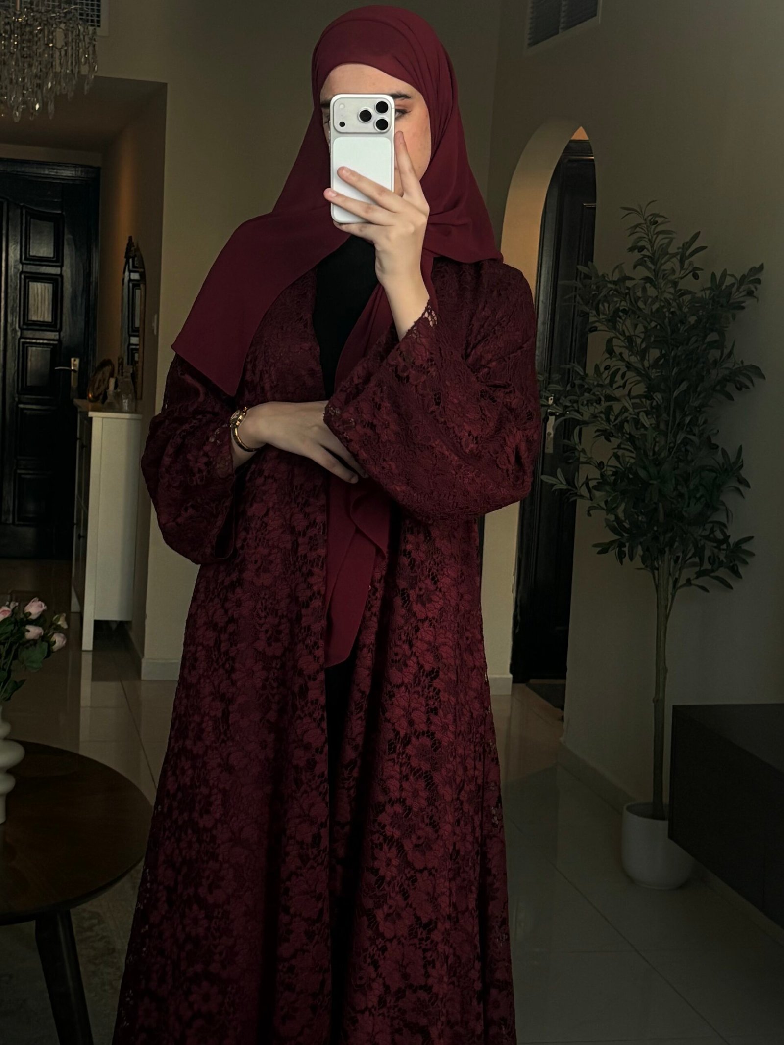 عبايه الدانتيل برغندي - الصورة 3