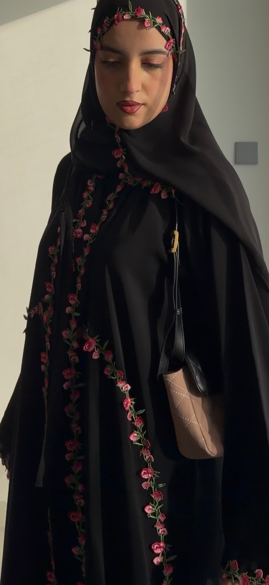 عبايه الورود لون أسود