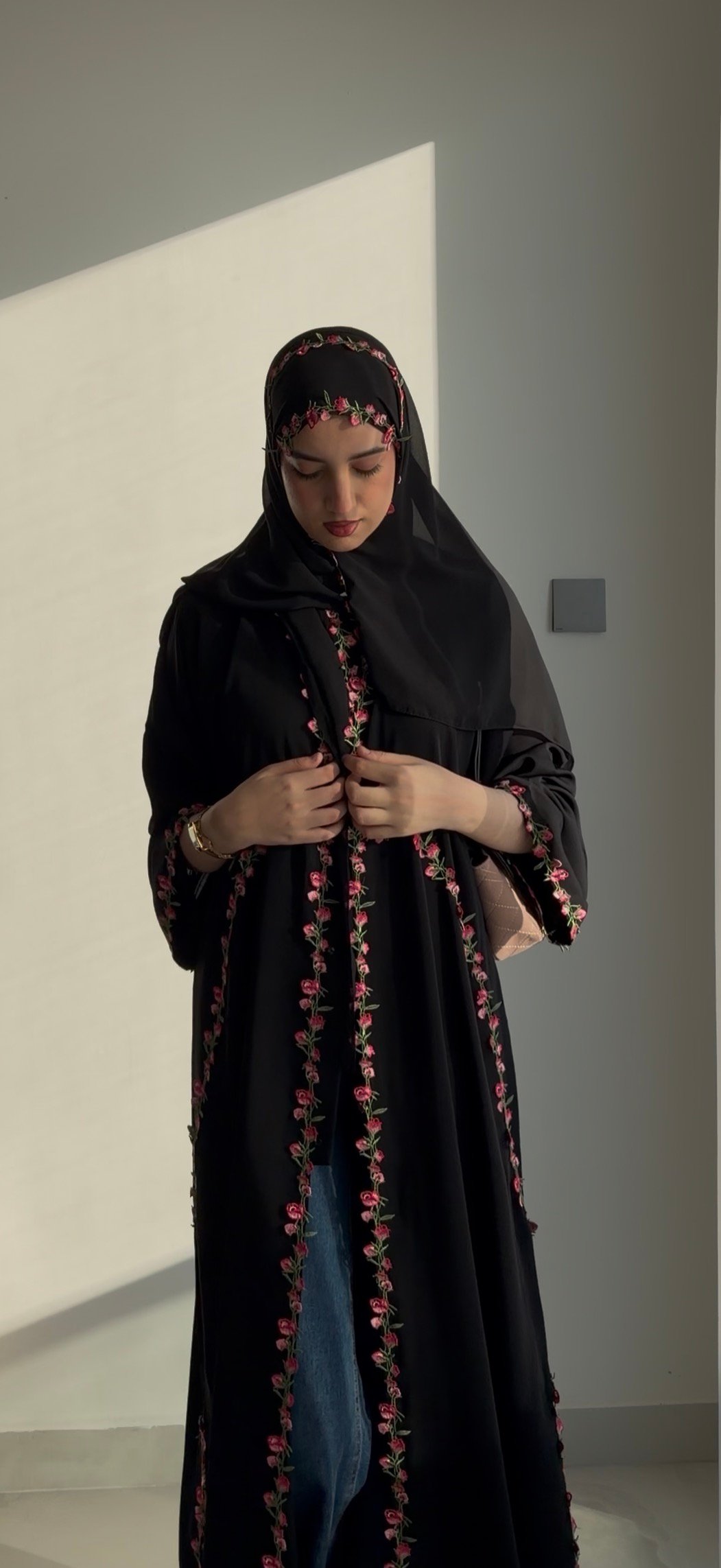 عبايه الورود لون أسود - الصورة 3